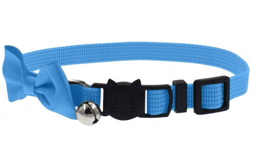 Coleira azul clara para gato com laço estiloso e fecho de segurança, ajustável e leve, com sino para charme e segurança.