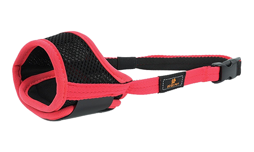 Mordaça ajustável acolchoada para cão em rosa, material de nylon leve, projetada para conforto e ajuste seguro.