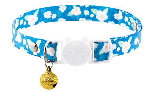 Coleira para gato com design floral azul, ajustável e leve para conforto, com fivela branca e sino dourado.