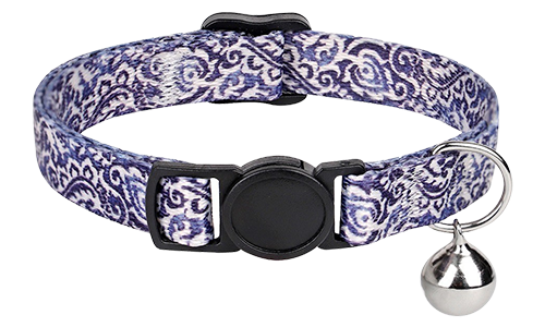 Coleira para gato estilo boêmio com padrão azul e branco, ajustável e leve, com sino prateado.
