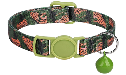 Coleira para gato camuflada em verde e laranja, ajustável e leve, com fivela verde e sino.