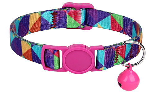 Coleira para gato com padrão geométrico colorido, ajustável e leve, com fivela e sino rosa combinando.