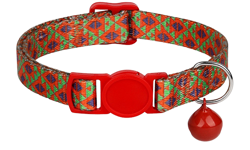 Coleira para gato com padrão geométrico vibrante e vermelho, ajustável e leve, com fivela e sino vermelho.
