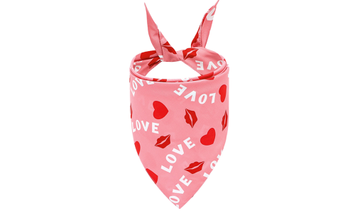 Bandana rosa para cão com texto 'LOVE', corações vermelhos e marcas de beijo, lavável à máquina e à mão, Dia dos Namorados.