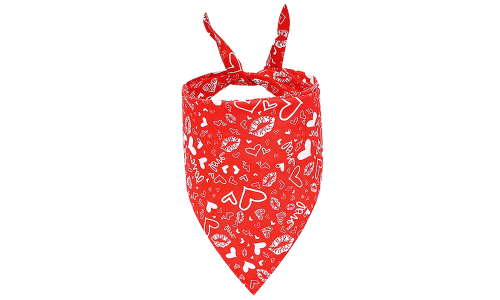 Bandana vermelha para cão com corações e beijos brancos, perfeita para o Dia dos Namorados, lavável à máquina e à mão.
