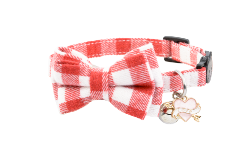 Coleira para gato com laço xadrez vermelho e branco, sino e pingente 'love', tecido ajustável e confortável.